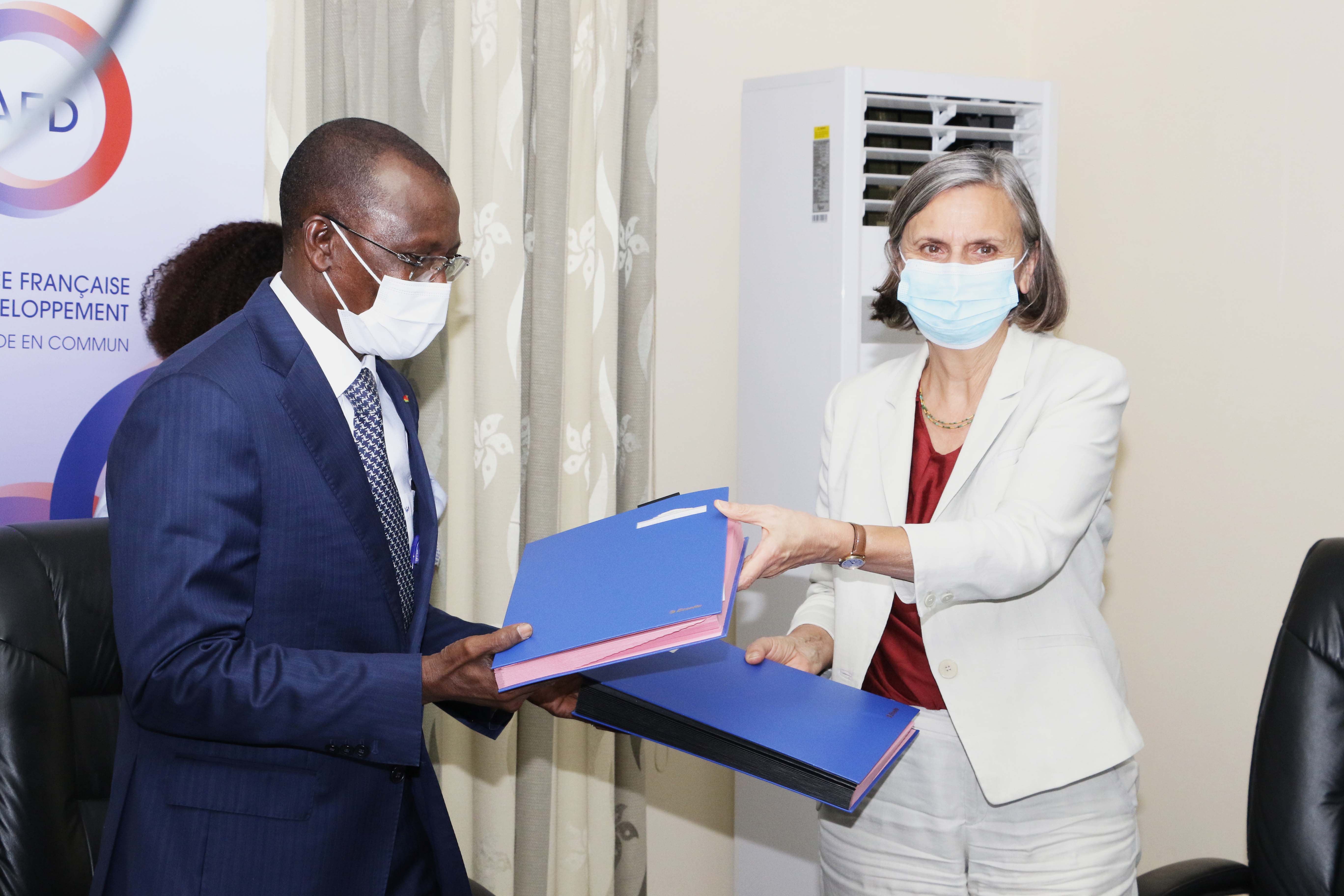 PEUL IV : Signature d’une convention de prêt concessionnel entre l’Ambassade de France et l’Etat togolais